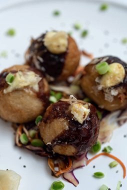 Bir tabak takoyaki.