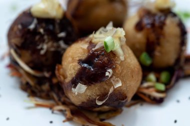 Bir tabak takoyaki.