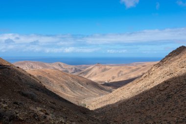Fuerteventura volkanik adasının muhteşem manzarası ve çölü. Arka planda okyanus, Kanarya Adaları.