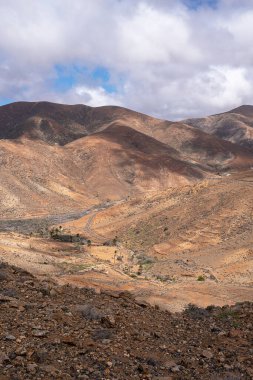 Fuerteventura, Kanarya Adaları volkanik adasının muhteşem manzarası ve çölü.