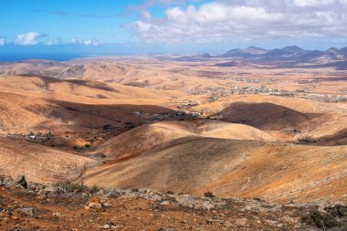 Çöl manzarası ve Kanarya Adaları 'ndaki Fuerteventura adasının volkanik kasabalarının muhteşem manzarası. İspanya