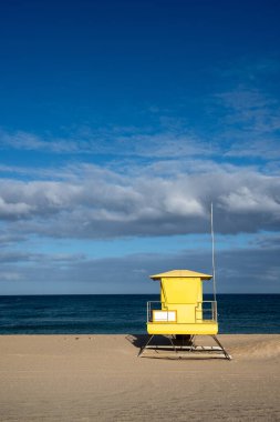 Güneşli bir günde sahilde cankurtaran kulesi