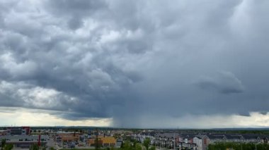 Calgary üzerinde yaz fırtınası zamanı