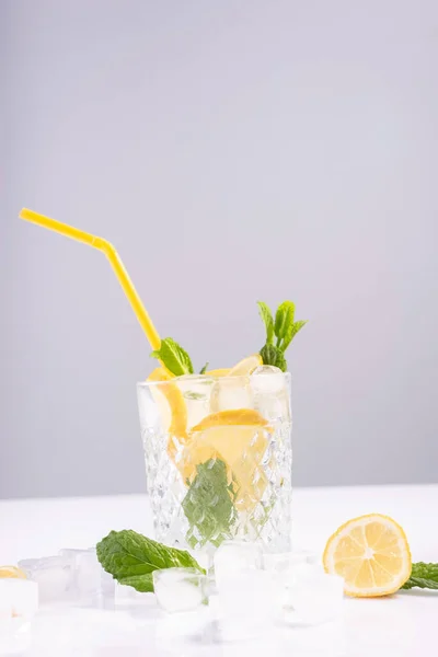 Refrescante Bebida Verano Vaso Con Hielo Limón Menta Sobre Fondo —  Fotos de Stock