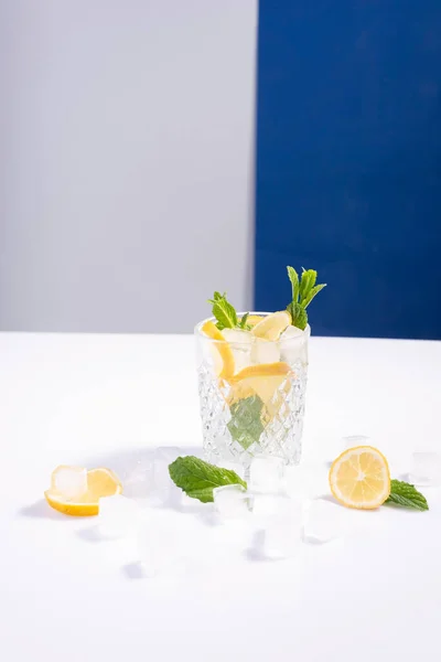 Creativo Cóctel Verano Con Hielo Vaso Cristal Con Limón Menta —  Fotos de Stock