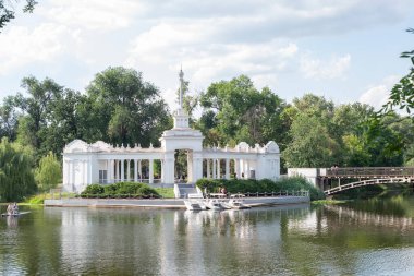 Krivoy Rog. Ukrayna. Ağustos 2021. Şehir nehrinin kıyısındaki eski tekne istasyonu.