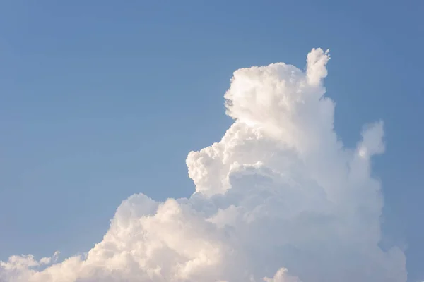 蓝天背景上厚厚的云彩的质感 — 图库照片