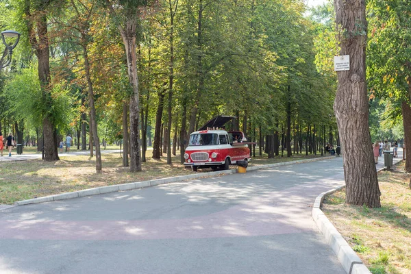 クリボイ・ログ。ウクライナだ。2021年8月。公園の真ん中にあるヴィンテージバンコーヒーショップ — ストック写真