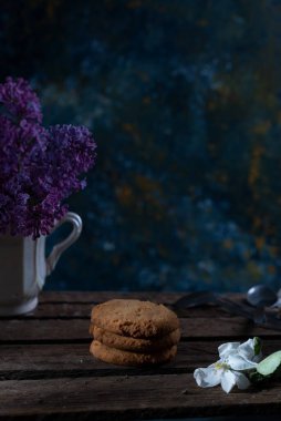 Çerezler bahar çiçekleri ile soyut bir arka planda hala kırsal bir yaşam tarzında.