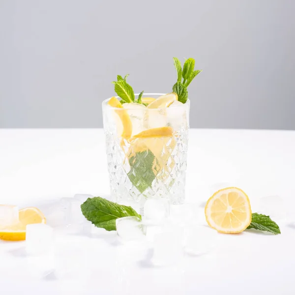 Refrescante Limonada Vaso Con Limón Hielo Sobre Fondo Blanco — Foto de Stock