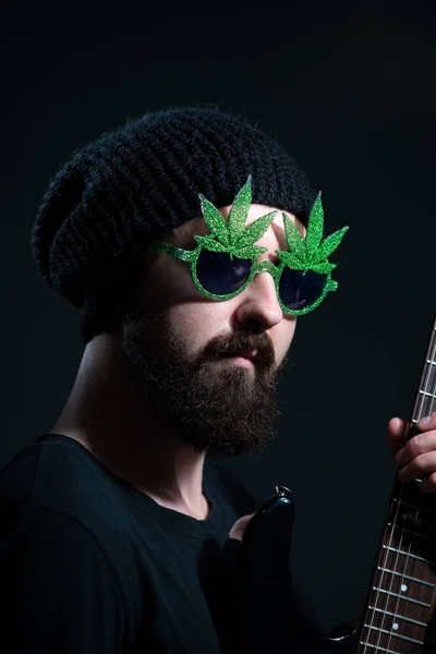 Retrato Músico Barbudo Usando Óculos Sol Maconha Tocando Emocionalmente Guitarra — Fotografia de Stock