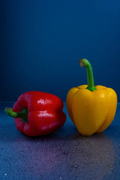 Chiles Rojos Amarillos Frescos Gotas Agua Fondo Azul Sobre Vidrio — Foto de Stock