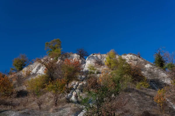 Paysage d'arbres d'automne montagnes sur un fond de ciel bleu automne doré froid se transforme souvent en neige, puis viennent à nouveau chaudes journées ensoleillées. — Photo