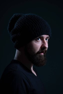 Siyah örülmüş şapkalı, siyah arka planda sakallı, bin yıllık otantik dramatik bir portre..