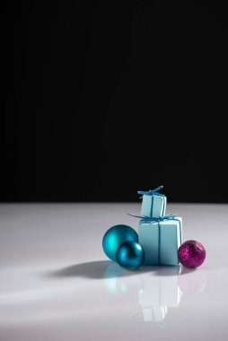 yaratıcı minimalist yeni yıl hediyeleri ve Noel ağacı süslemeleri ile natürmort hayat.
