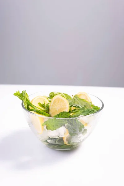 Ensalada Refrescante Cosmética Para Cuidado Piel Plato Vidrio Ingredientes Naturales — Foto de Stock