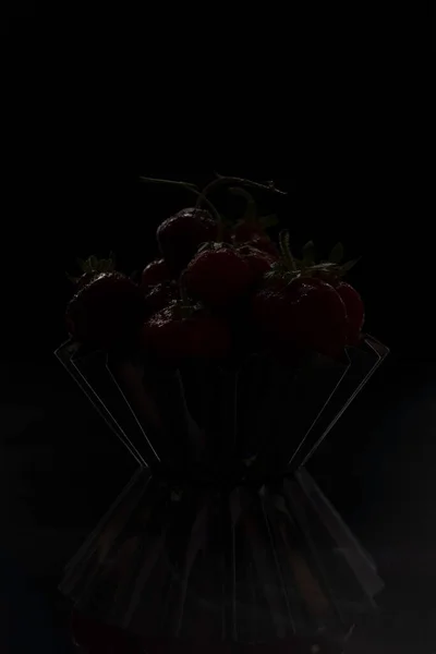 Fresas Metal Sobre Fondo Negro Minimalismo —  Fotos de Stock