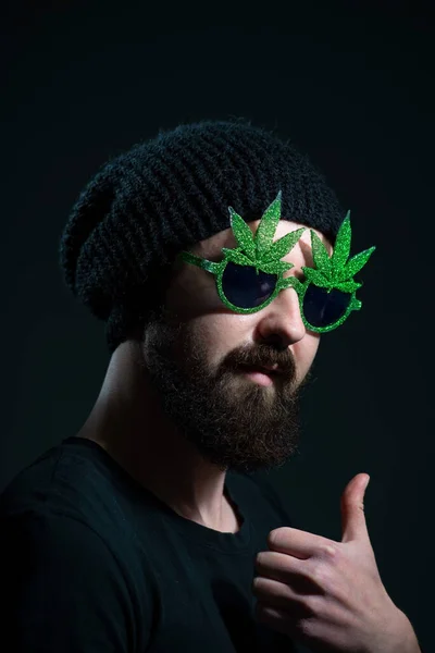 Auténtico Retrato Chico Alegre Gafas Sol Marihuana Sobre Fondo Oscuro —  Fotos de Stock