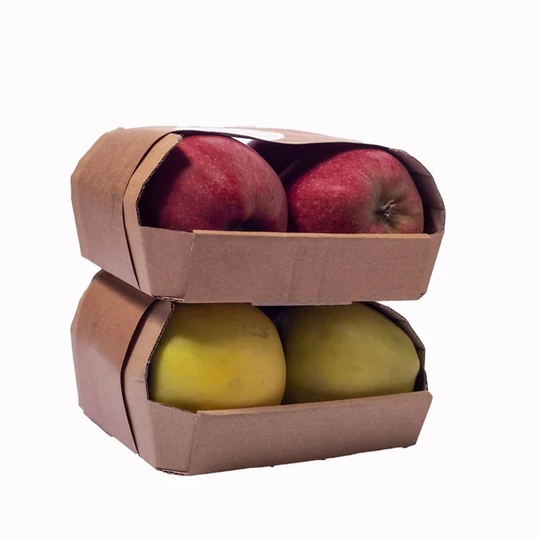 Papierverpackungen Mit Gelben Und Roten Äpfeln Auf Weißem Hintergrund — Stockfoto