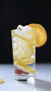 Siyah ve beyaz arka planda limonata ve buzlu dikey video kokteyl bardağı.