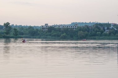Krivoy Rog. Ukrayna. Temmuz 2021. Nehirde kürek çeken sporcular.