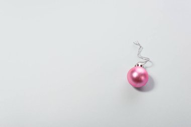 Mavi arka planda pembe top minimalizmi.