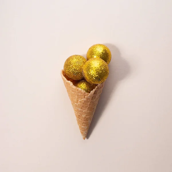 圣诞金球冰淇淋 米色背景的最小概念 — 图库照片