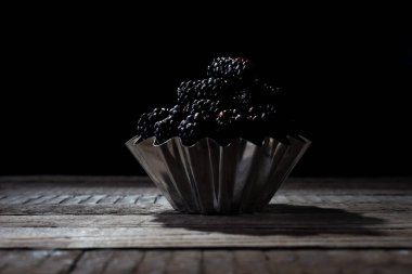 Siyah arkaplanda kırsal bir tarzda kara dut.