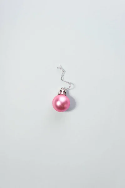 Navidad bola rosa minimalismo sobre un fondo azul —  Fotos de Stock