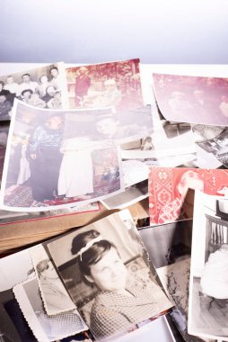 Ukrayna. Krivoy Rog. Kasım 2021 Bir yığın eski fotoğraf 1980-1999.