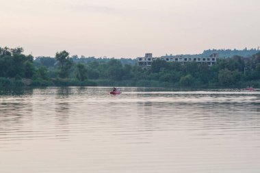 Krivoy Rog. Ukrayna. Temmuz 2021. Nehirde kürek çeken sporcular.