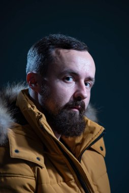 Kürklü, sarı ceketli, gri ceketli bir adam..