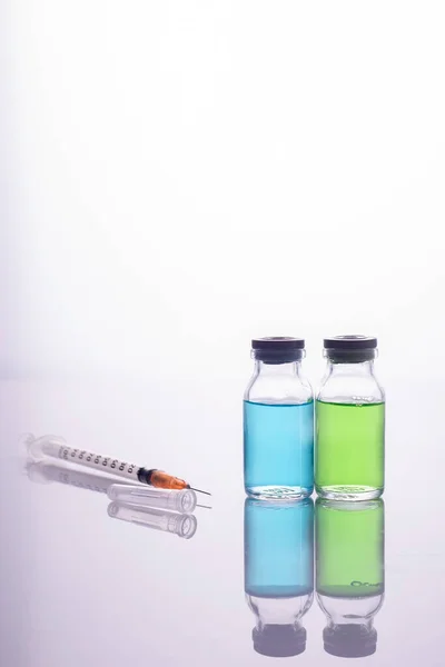 Vacuna Primer Plano Viales Vidrio Con Líquido Multicolor Una Jeringa —  Fotos de Stock