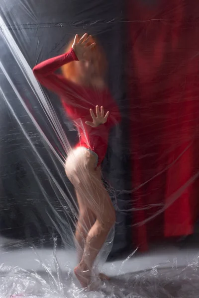 Sexy Chica Atleta Rojo Bodysuit Oscuro Fondo —  Fotos de Stock