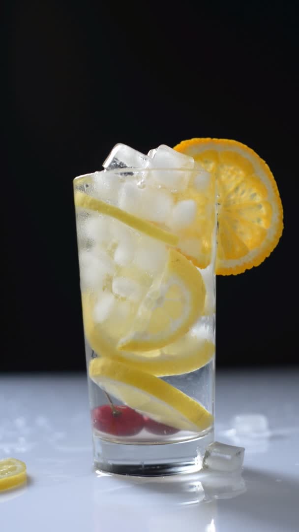 Bicchiere Cocktail Video Verticale Con Limonata Ghiaccio Sfondo Bianco Nero — Video Stock