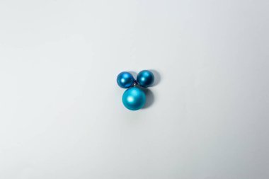 Yeni yıl mavi topları mavi arka planda. Yeni Yıl Minimalizmi.