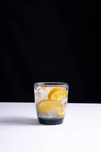 Limonada Vaso Con Una Paja Sobre Una Mesa Blanca Fondo —  Fotos de Stock