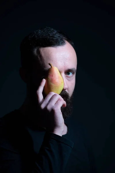 Retrato Autêntico Milenar Barbudo Cobrindo Seu Olho Com Uma Fruta — Fotografia de Stock