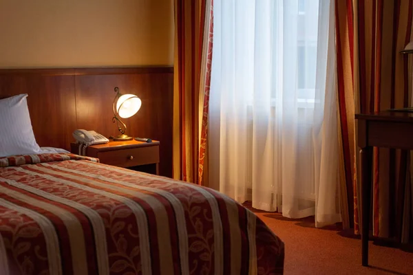 Hotel Ágy Belső Tér Lámpák Meleg Színekben — Stock Fotó