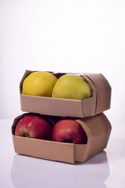 Papierverpackungen Mit Gelben Und Roten Äpfeln Auf Weißem Hintergrund — Stockfoto