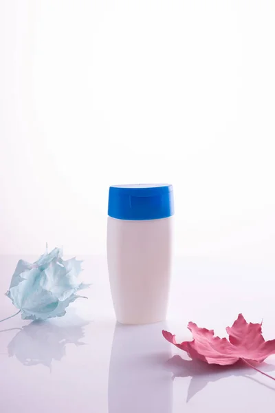 White Bottle Cream Autumn Leaves White Background — Fotografia de Stock