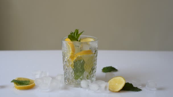Pouring Lemonade Glass Ice Lemon — Vídeos de Stock
