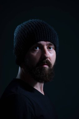 Siyah örülmüş şapkalı, siyah arka planda sakallı, bin yıllık otantik dramatik bir portre..