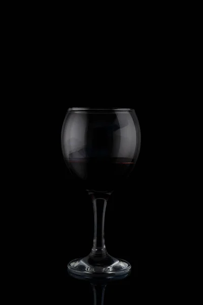 Rotweingläser Auf Schwarzem Hintergrund Mit Spiegelung — Stockfoto