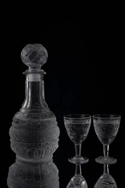 Vodka Decantador Vaso Sobre Mesa Con Reflejo Sobre Fondo Negro —  Fotos de Stock
