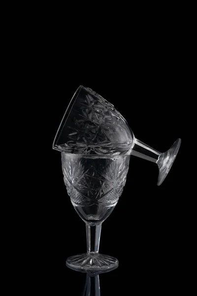 Ένα Ποτήρι Βότκα Ένα Πάνω Στο Άλλο Μαύρο Φόντο — Φωτογραφία Αρχείου