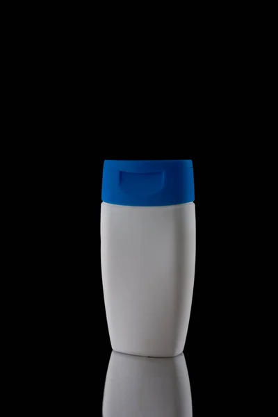 Garrafa Xampu Plástico Branco Fundo Preto — Fotografia de Stock