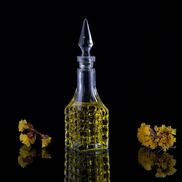 Bouteille Cristal Parfum Vintage Sur Fond Noir — Photo