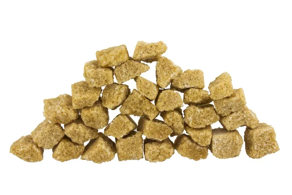 Кубики коричневого цільного тростинного цукру. Ізольовані на білому — стокове фото