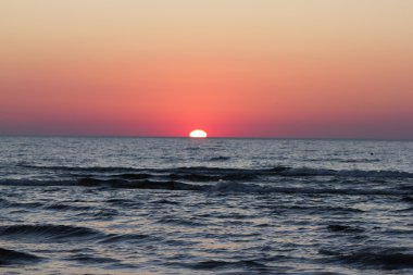Baltık Denizi üzerinde kırmızı günbatımı